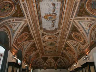 Il lungo stanzone � da esplorare col naso all'ins�: l'intero soffitto � infatti ornato dalla mano di Casanova con bizzarre grottesche e forme geometriche dai colori piuttosto accesi